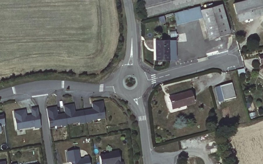 Vue aérienne du Rond-point anonyme n°327410233