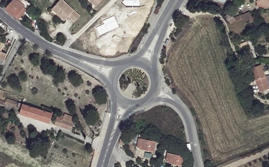 Vue aérienne du Rond-point anonyme n°327410864