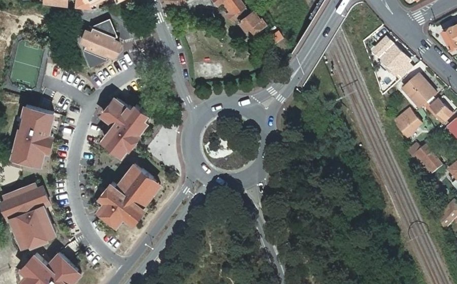 Vue aérienne du Rond-point anonyme n°32745020