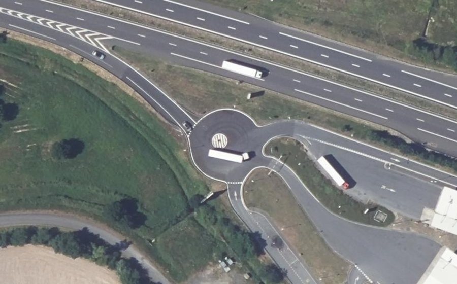 Vue aérienne du Rond-point anonyme n°327476797