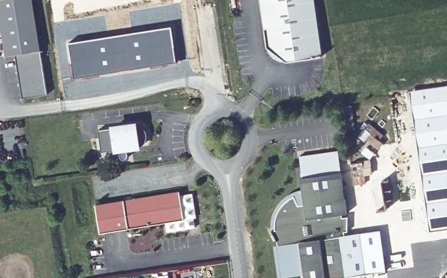 Vue aérienne du Rond-point anonyme n°327478560