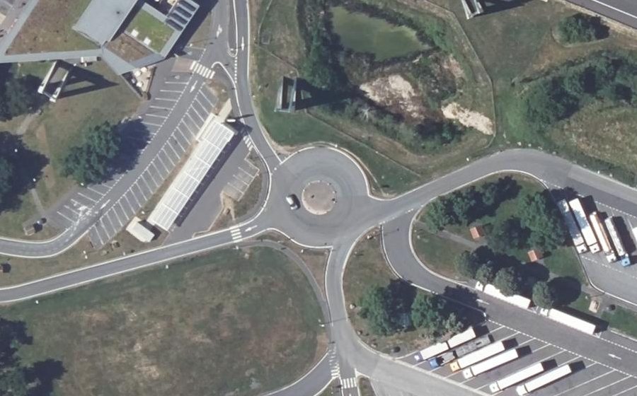 Vue aérienne du Rond-point anonyme n°327479308
