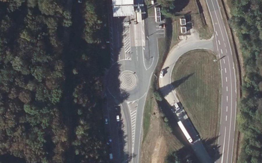 Vue aérienne du Rond-point anonyme n°327492216