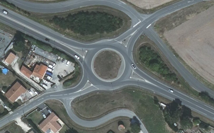 Vue aérienne du Rond-point anonyme n°327516395