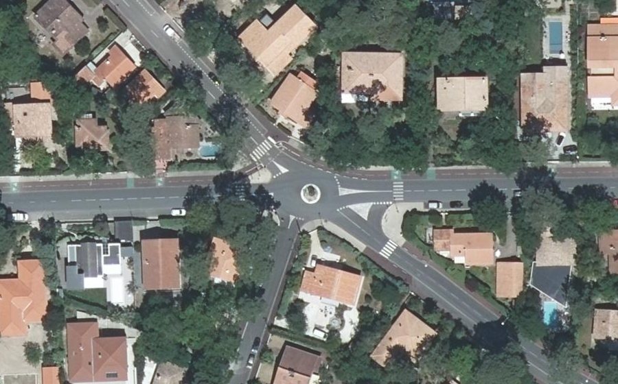 Vue aérienne du Rond-point anonyme n°32752281