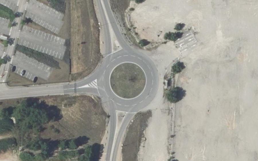 Vue aérienne du Rond-point anonyme n°327578527