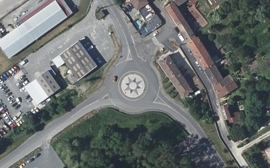 Vue aérienne du Rond-point anonyme n°32758238