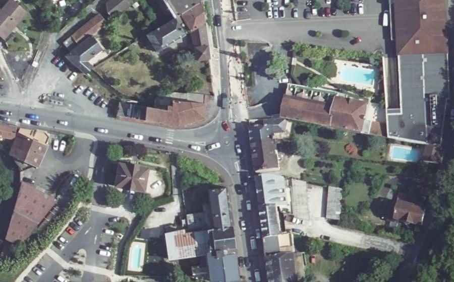 Vue aérienne du Rond-point anonyme n°327613192