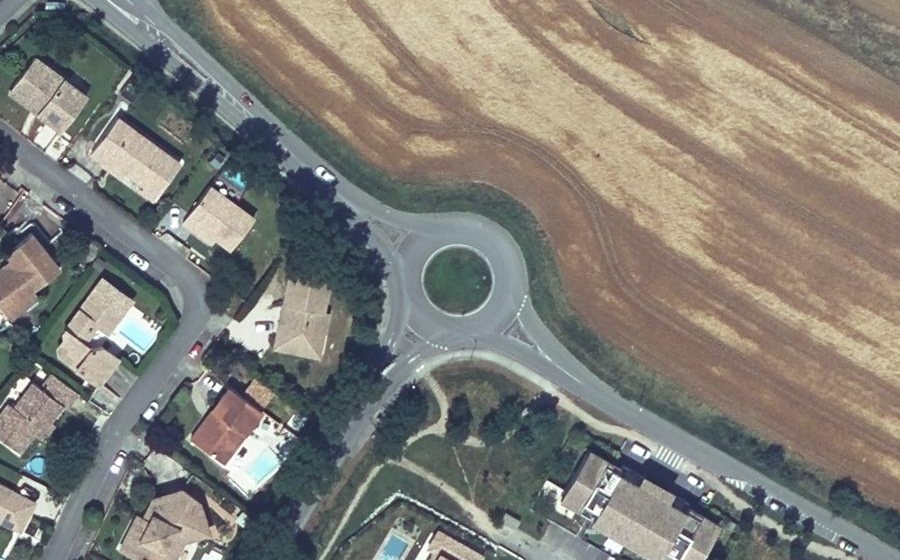 Vue aérienne du Rond-point anonyme n°327636379