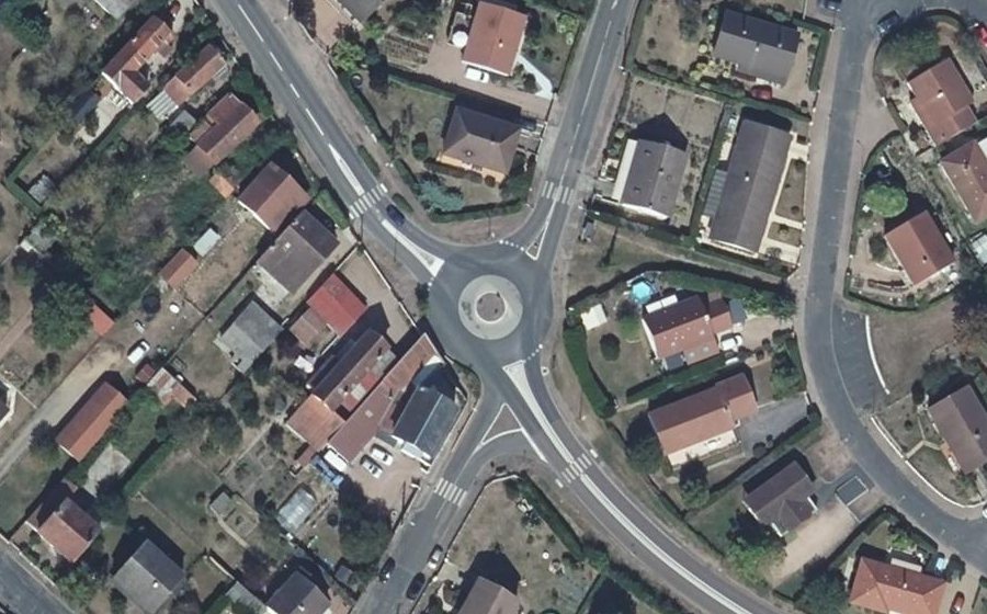Vue aérienne du Rond-point anonyme n°32771553