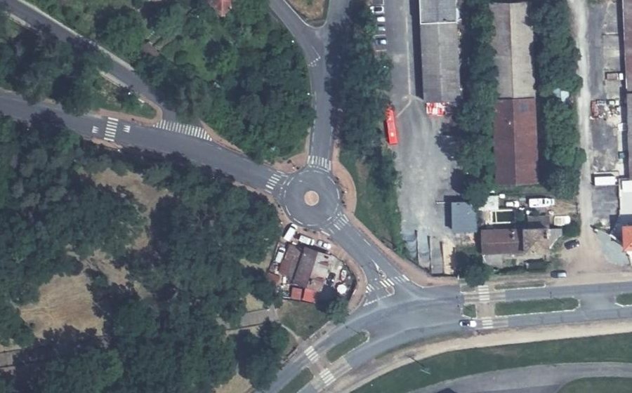 Vue aérienne du Rond-point anonyme n°327877077