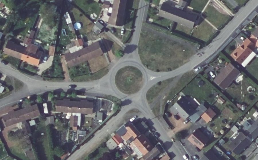 Vue aérienne du Rond-point anonyme n°327889605