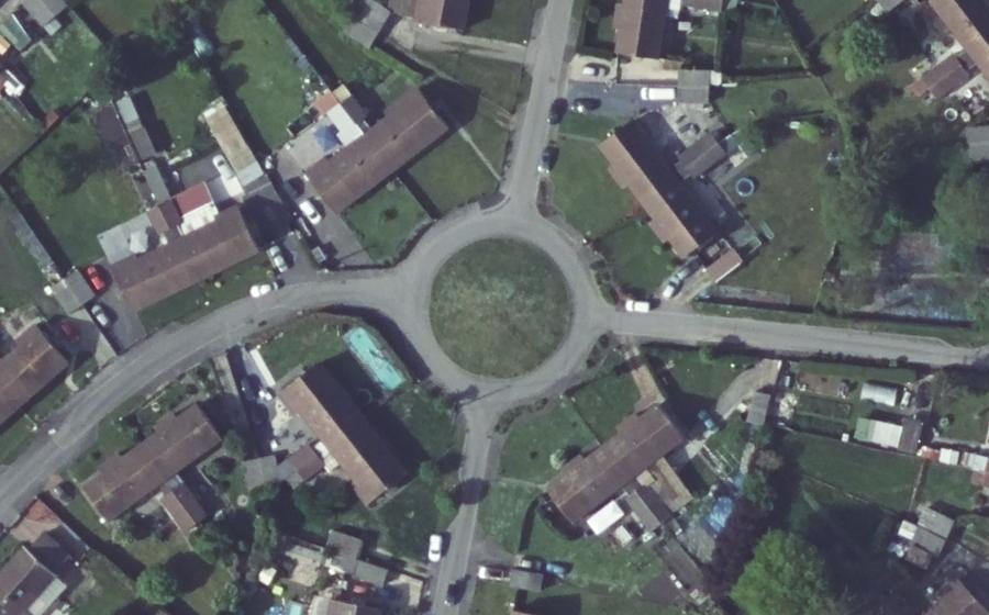 Vue aérienne du Rond-point anonyme n°327889606