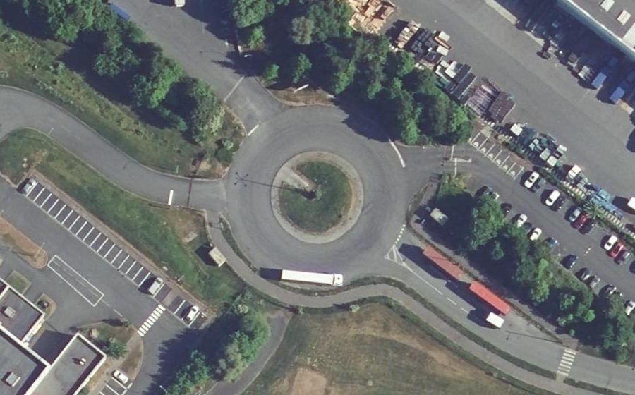 Vue aérienne du Rond-point anonyme n°327889608