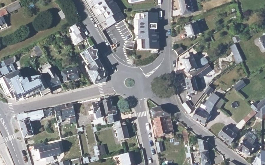 Vue aérienne du Rond-point anonyme n°327927405