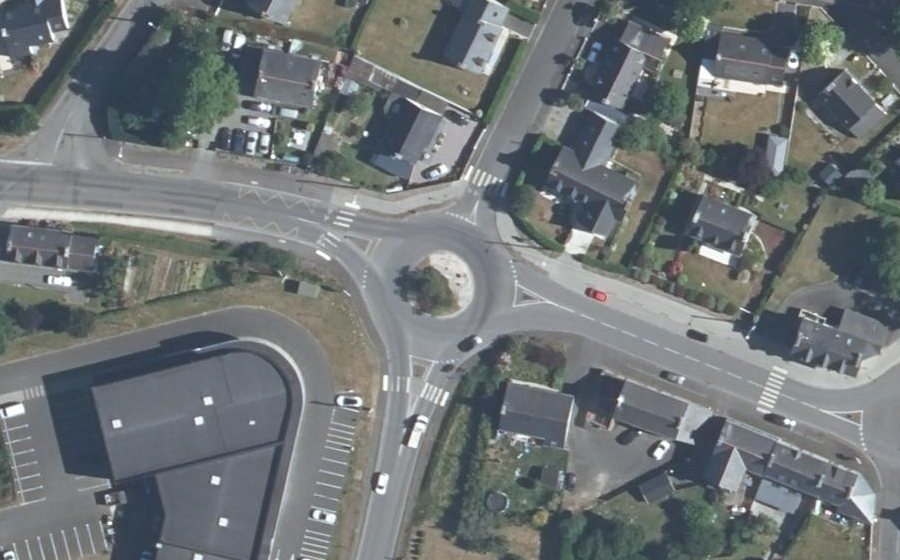 Vue aérienne du Rond-point anonyme n°327940331