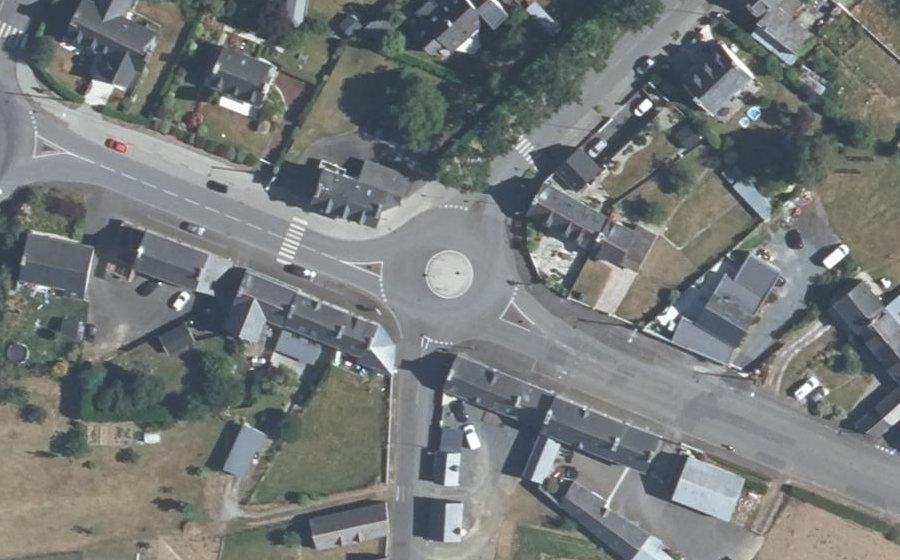 Vue aérienne du Rond-point anonyme n°327940332
