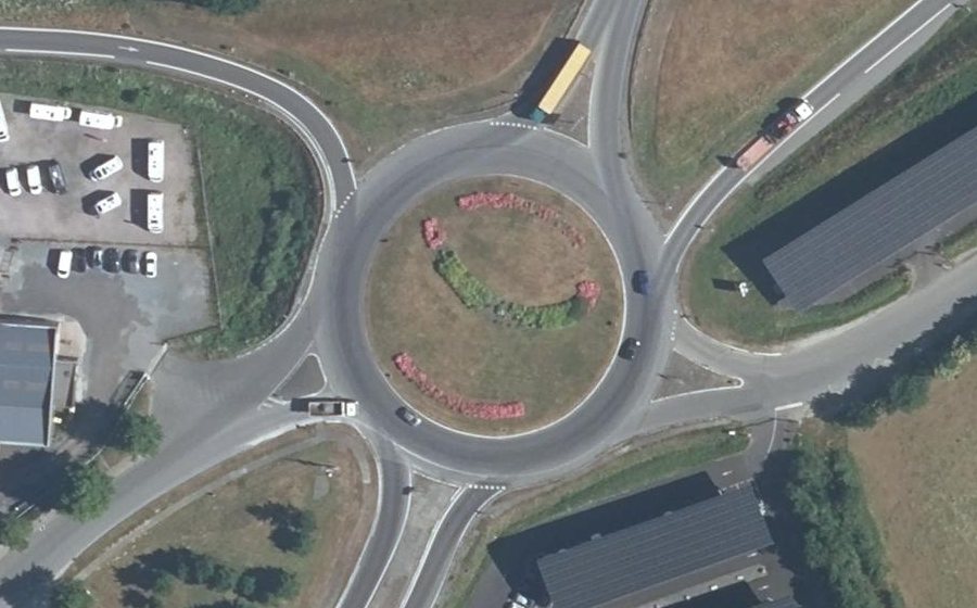 Vue aérienne du Rond-point anonyme n°327940333