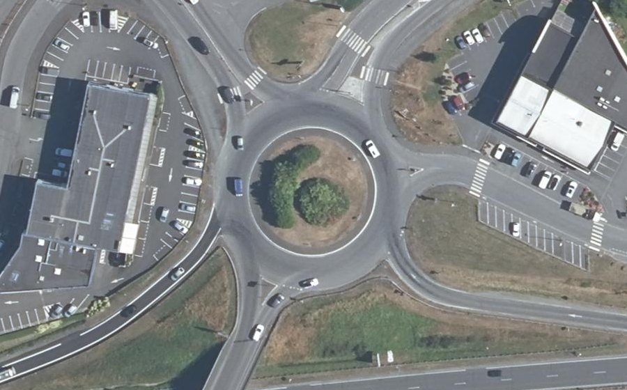 Vue aérienne du Rond-point anonyme n°327940335