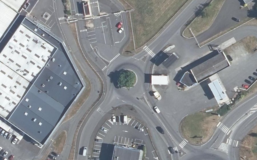 Vue aérienne du Rond-point anonyme n°327940337