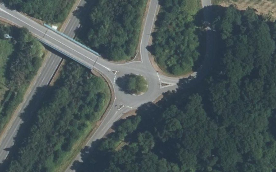 Vue aérienne du Rond-point anonyme n°327942032