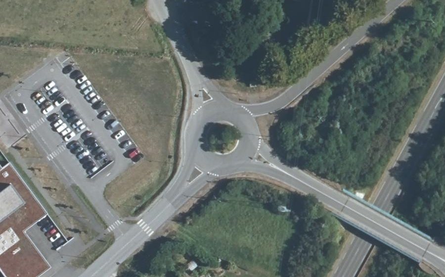 Vue aérienne du Rond-point anonyme n°327942033
