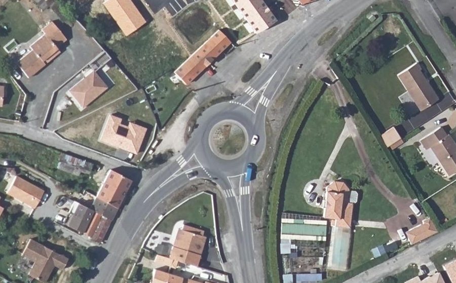 Vue aérienne du Rond-point anonyme n°32798816