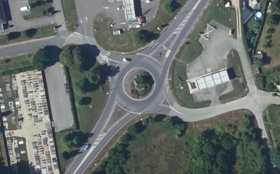 Vue aérienne du Rond-point anonyme n°32806156
