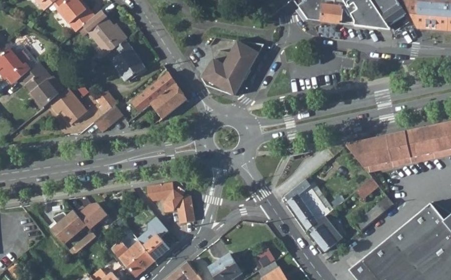 Vue aérienne du Rond-point anonyme n°32806336