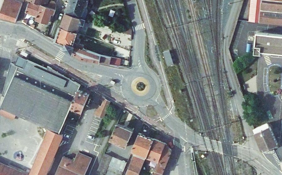 Vue aérienne du Rond-point anonyme n°32806343