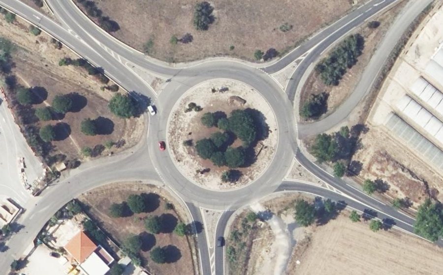 Vue aérienne du Rond-point anonyme n°32807410