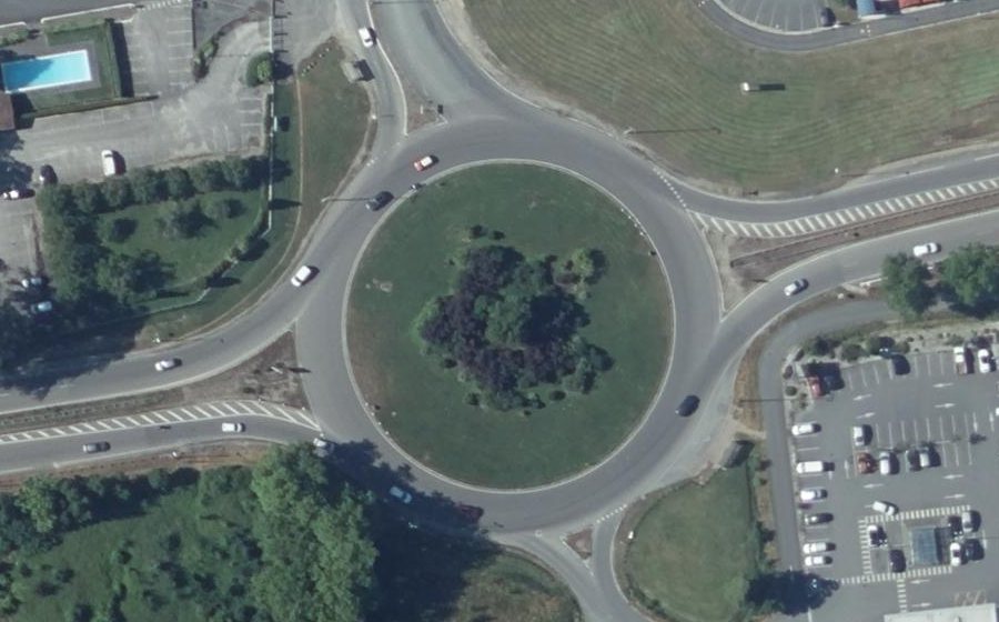 Vue aérienne du Rond-point anonyme n°32807557