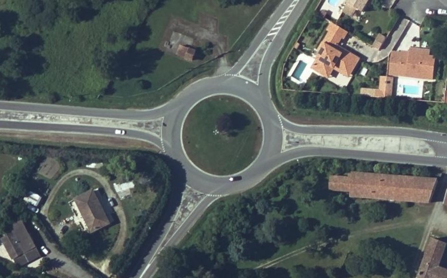 Vue aérienne du Rond-point anonyme n°32808279