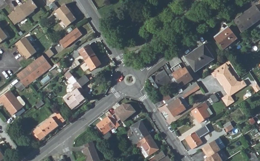 Vue aérienne du Rond-point anonyme n°32808640