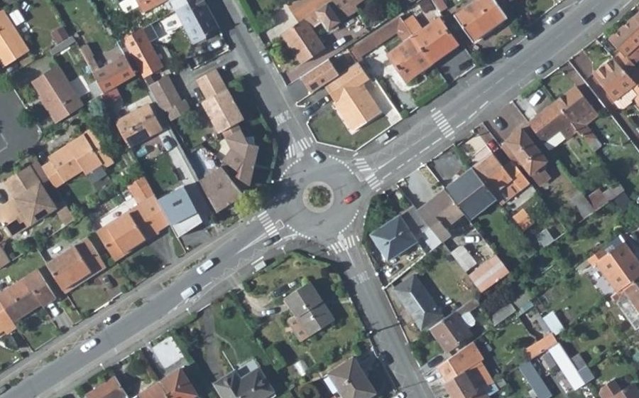 Vue aérienne du Rond-point anonyme n°32808643