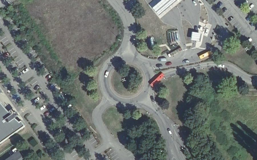 Vue aérienne du Rond-point anonyme n°32811319
