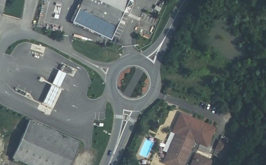 Vue aérienne du Rond-point anonyme n°328116034