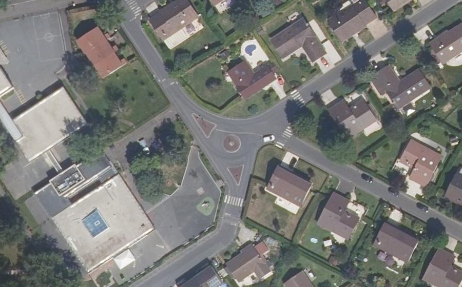 Vue aérienne du Rond-point anonyme n°32811791