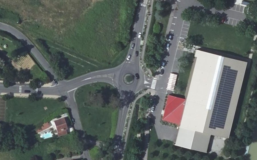 Vue aérienne du Rond-point anonyme n°328136048