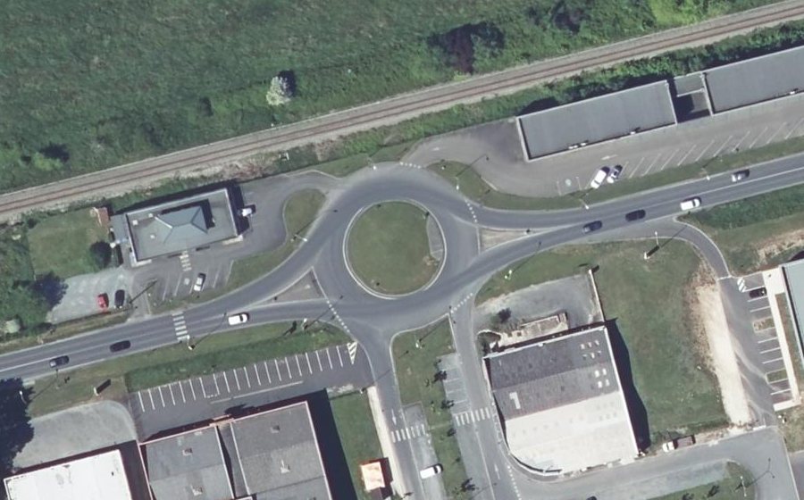 Vue aérienne du Rond-point anonyme n°328154319