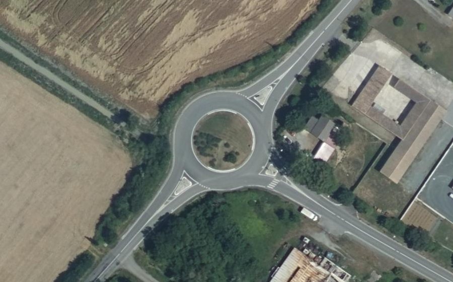 Vue aérienne du Rond-point anonyme n°328179320