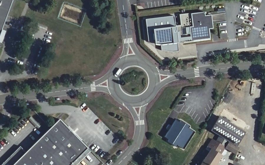 Vue aérienne du Rond-point anonyme n°328191320