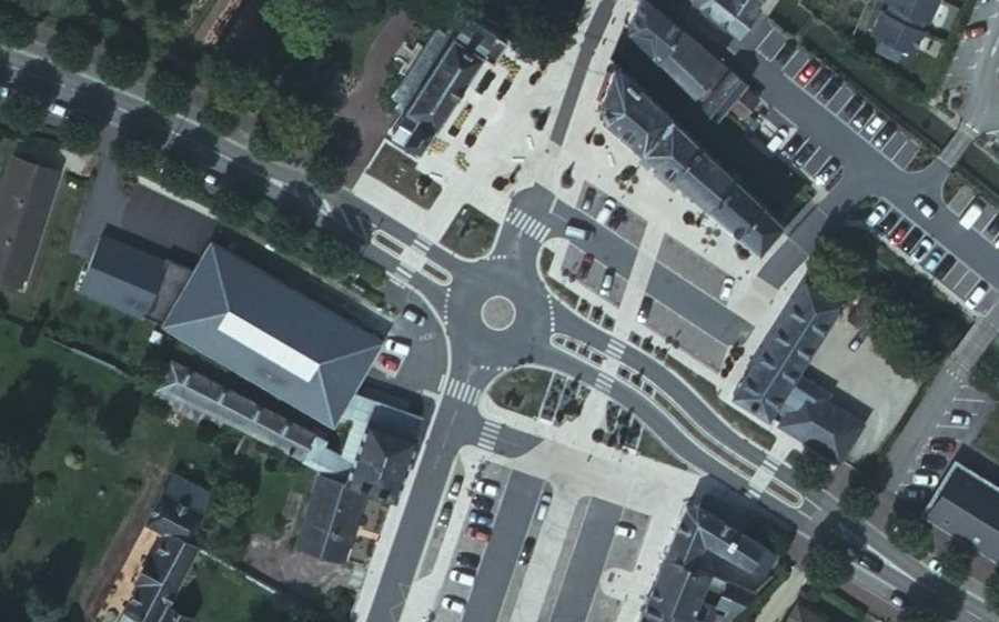 Vue aérienne du Rond-point anonyme n°328199637