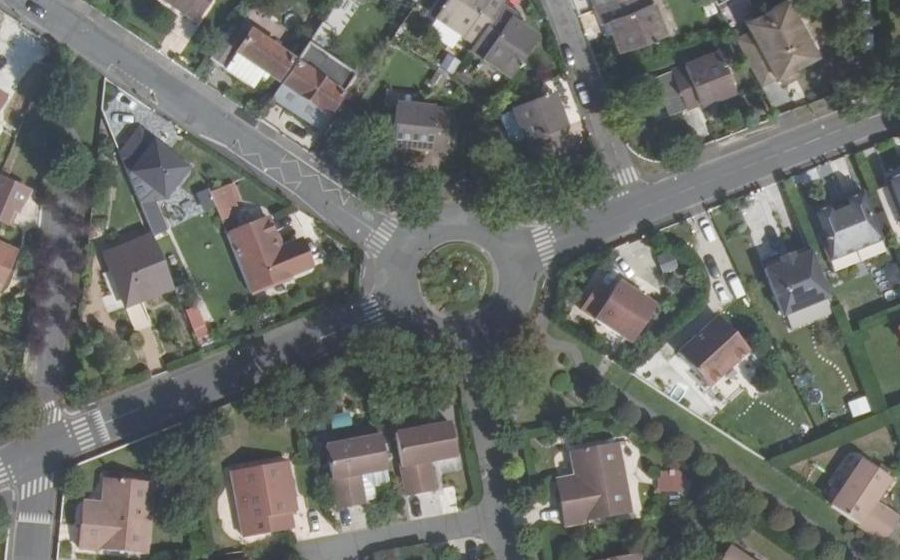Vue aérienne du Rond-point anonyme n°32828180