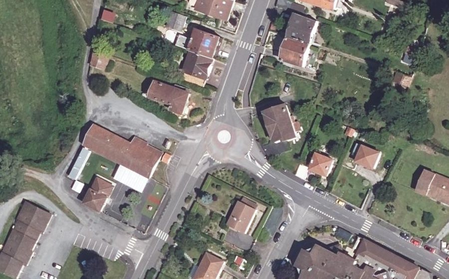 Vue aérienne du Rond-point anonyme n°328337154