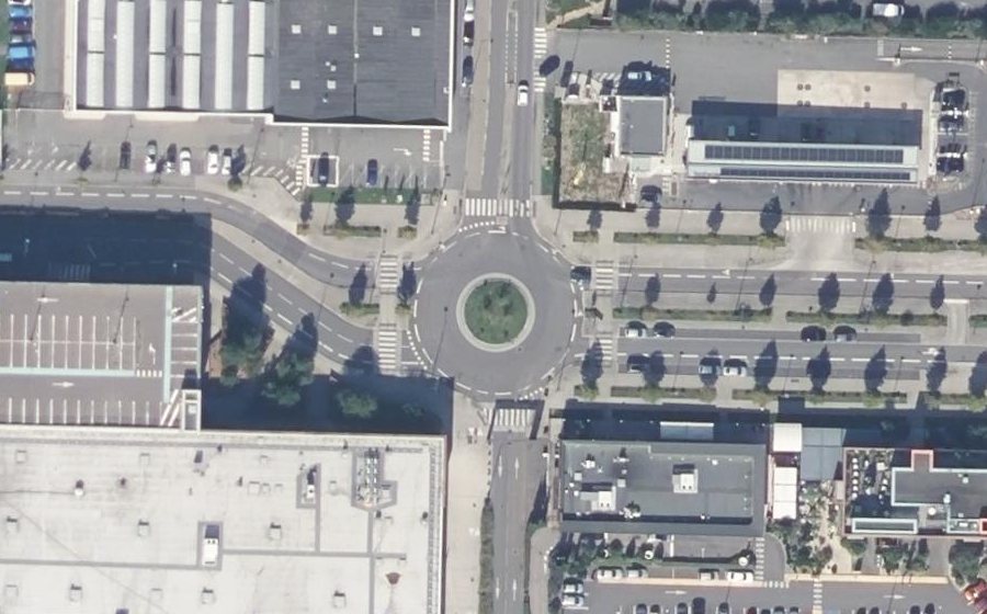 Vue aérienne du Rond-point anonyme n°328372821
