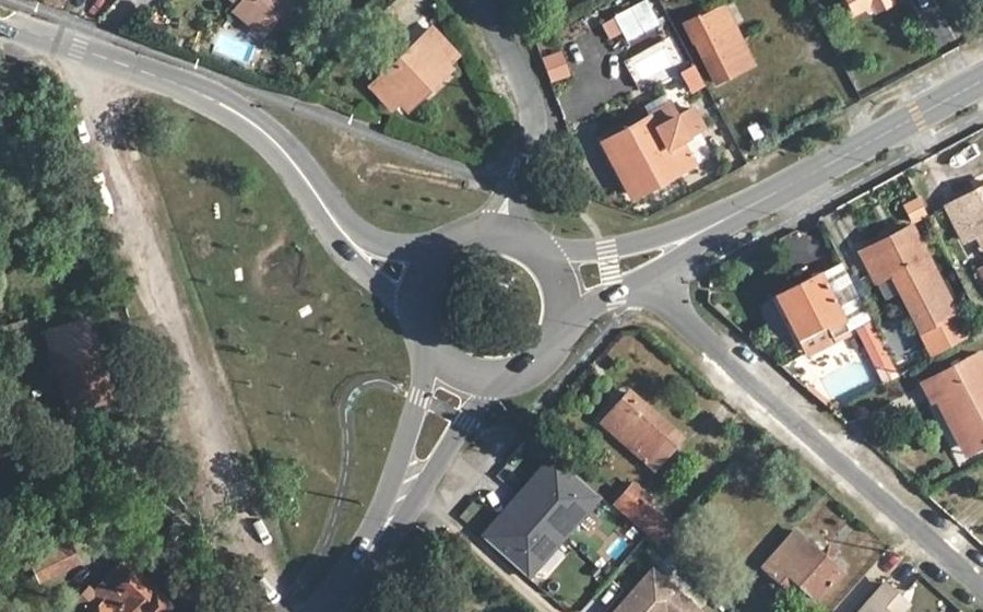 Vue aérienne du Rond-point anonyme n°32838311