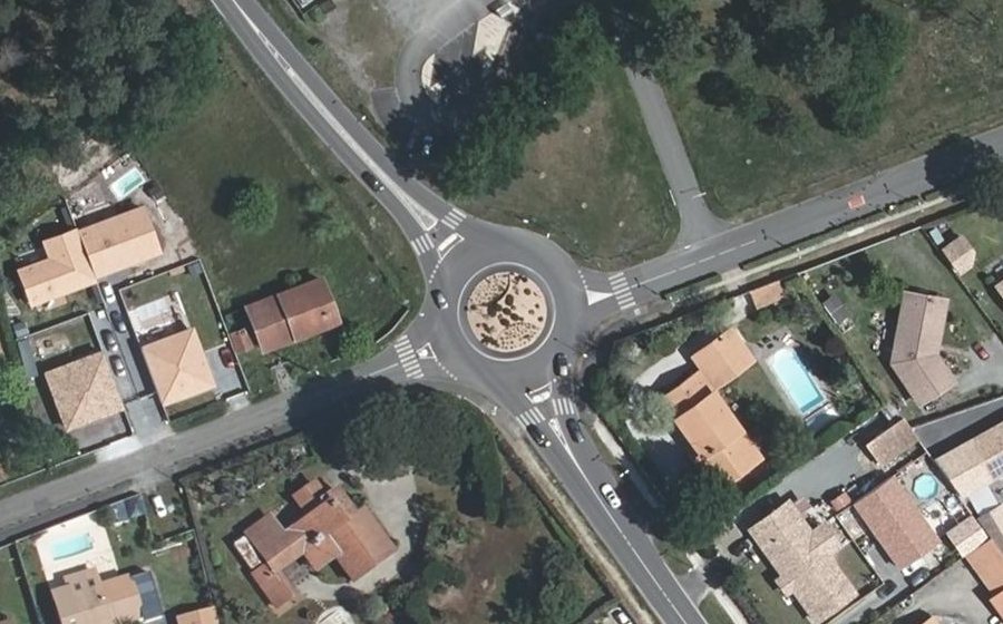 Vue aérienne du Rond-point anonyme n°32838468