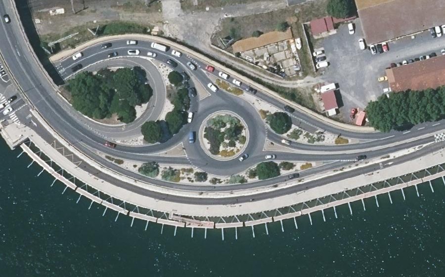 Vue aérienne du Rond-point anonyme n°328414208