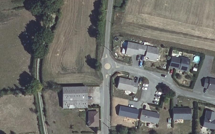 Vue aérienne du Rond-point anonyme n°328428671